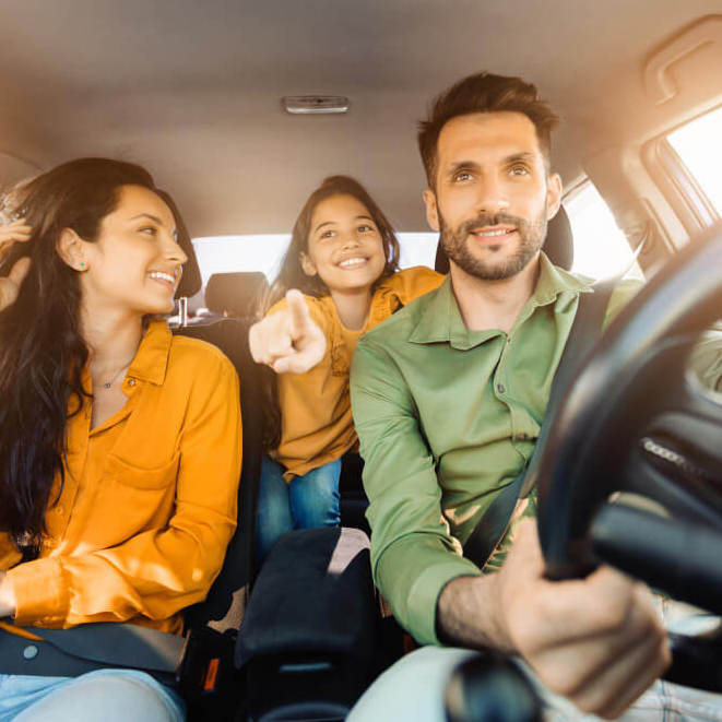 Familia disfrutando la ventajas de un seguro de vehículos